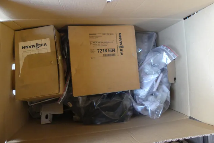 Karton mit Sanitärzubehör u.a. Viessmann Dichtplatte